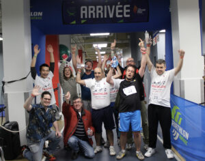 Groupe de personnes posant à l'arrivée de la course de triathlon