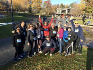 un groupe de personne posant au Parc du Mont-Royal après une course de 5 km