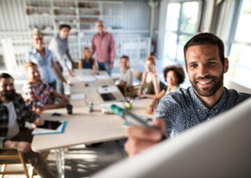 Photo illustrant une équipe chercheurs-partenaires au travail