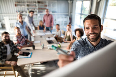 Photo illustrant une équipe chercheurs-partenaires au travail