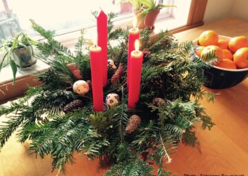 Couronne de sapin avec en son centre quatre chandelles en son centre