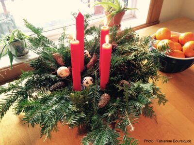 Couronne de sapin avec en son centre quatre chandelles en son centre