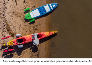Un kayak et une planche adaptés sur la plage, vus de haut. Photo de l'Association québécoise pour le loisir des personnes handicapées (AQLPH)