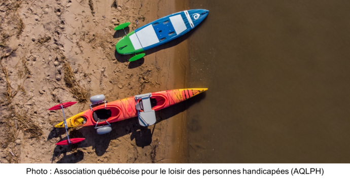 Un kayak et une planche adaptés sur la plage, vus de haut. Photo de l'Association québécoise pour le loisir des personnes handicapées (AQLPH)